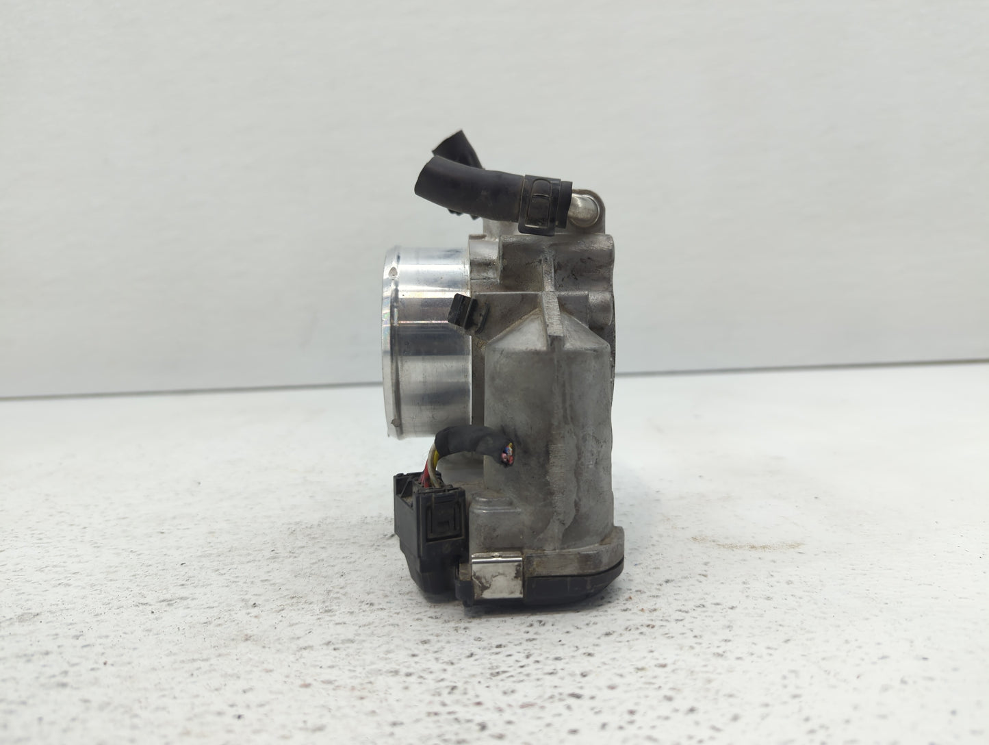 2011-2014 Hyundai Sonata Throttle Body P/N:35100-2G700 Fits Fits 2011 2012 2013 2014 2015 2016 OEM Used Auto Parts - Oemused