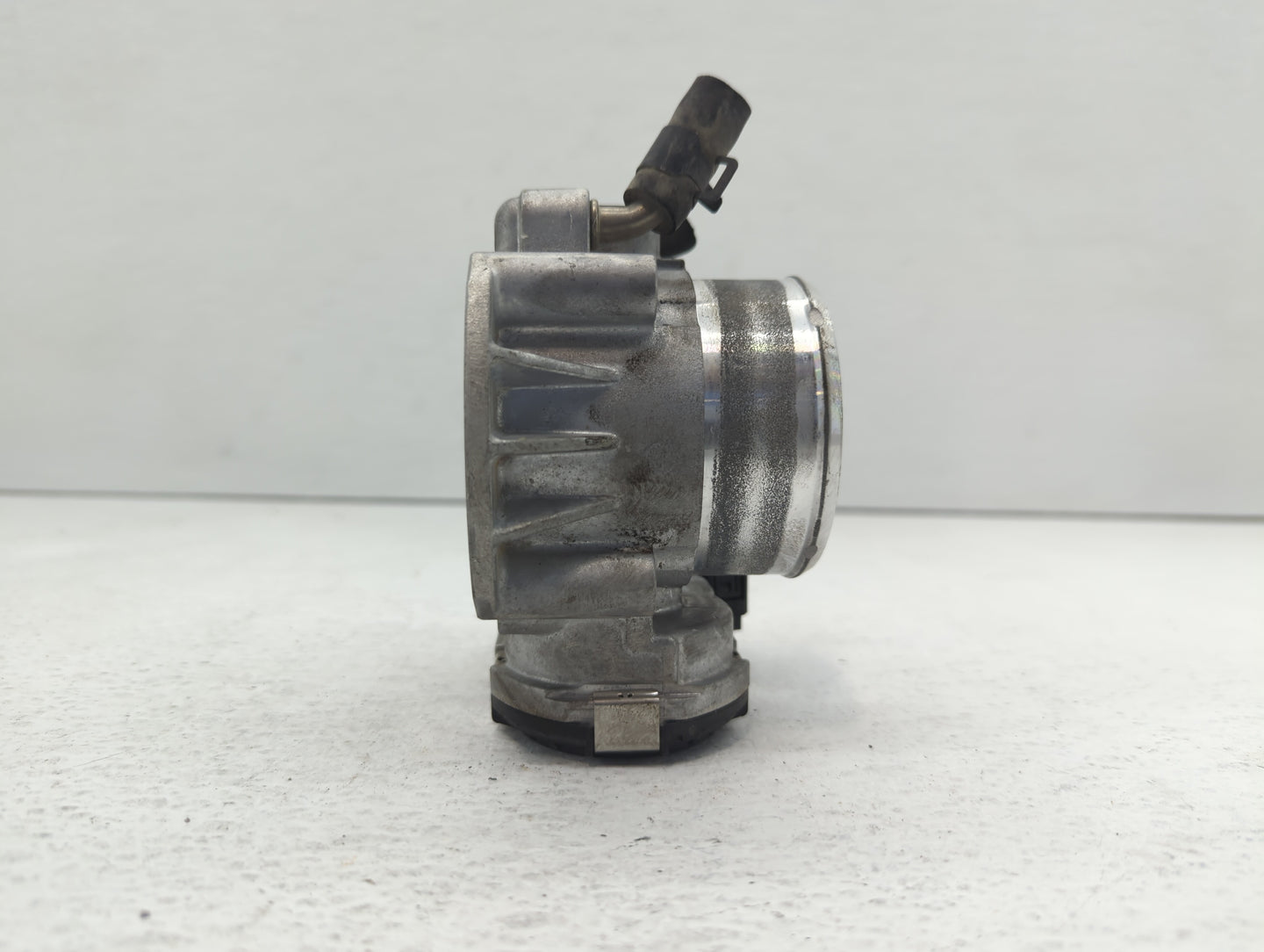 2011-2014 Hyundai Sonata Throttle Body P/N:35100-2G700 Fits Fits 2011 2012 2013 2014 2015 2016 OEM Used Auto Parts - Oemused