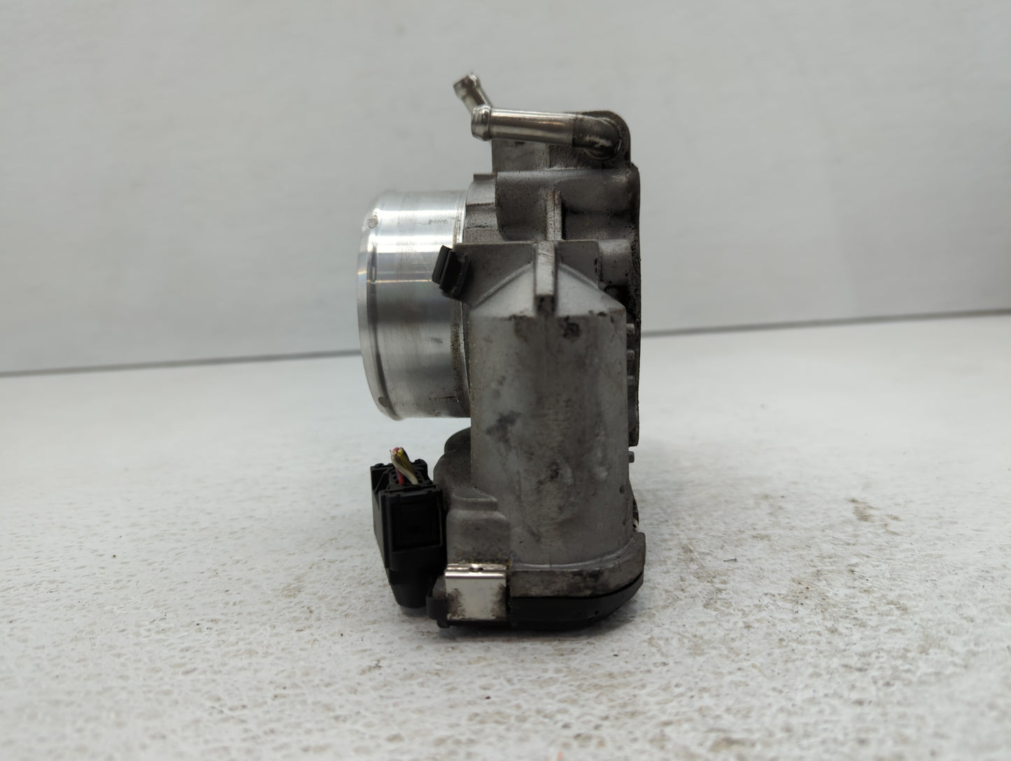 2011-2014 Hyundai Sonata Throttle Body P/N:35100-2G700 Fits Fits 2011 2012 2013 2014 2015 2016 OEM Used Auto Parts - Oemused