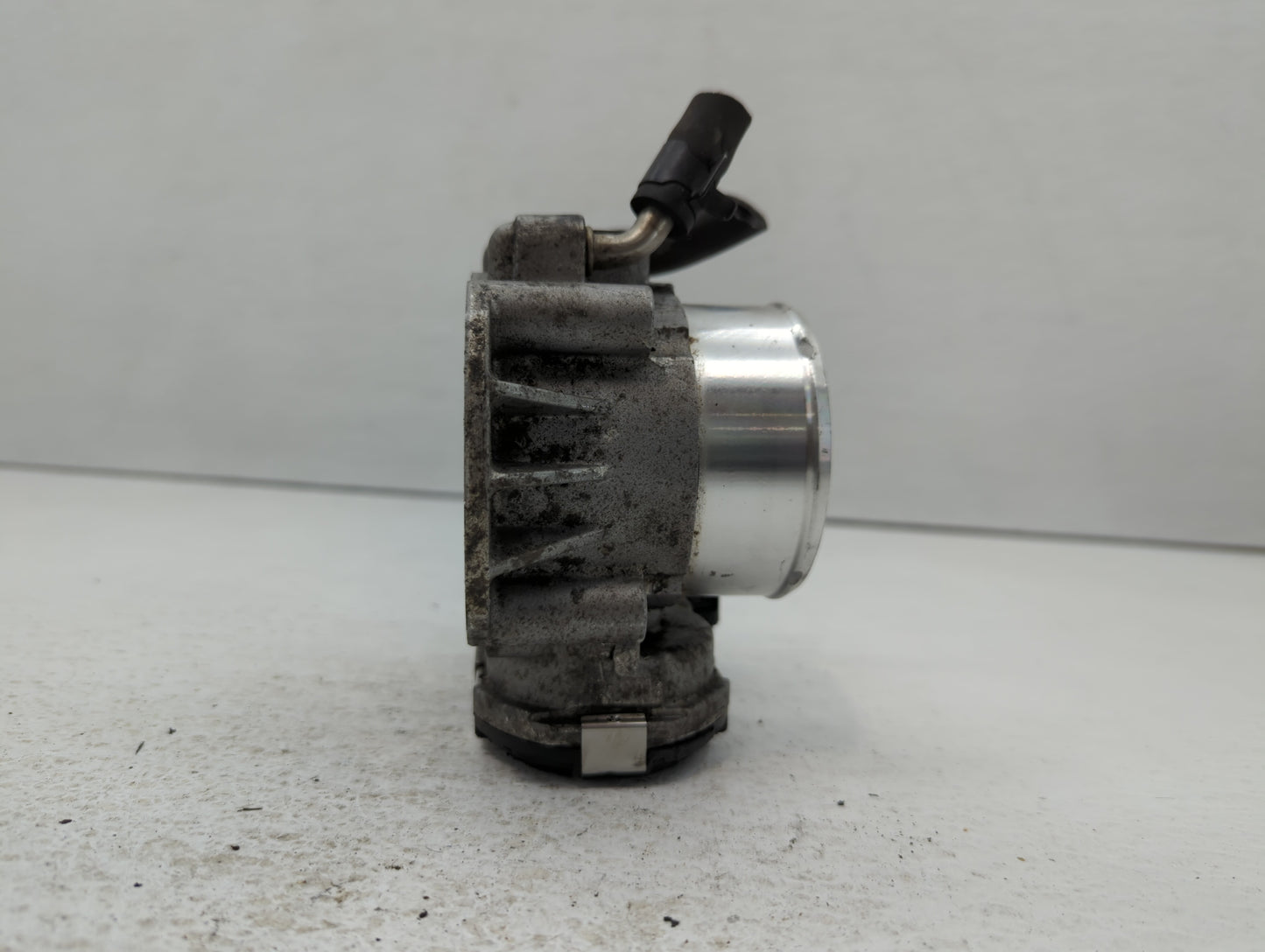 2011-2014 Hyundai Sonata Throttle Body P/N:35100-2G700 Fits Fits 2011 2012 2013 2014 2015 2016 OEM Used Auto Parts - Oemused