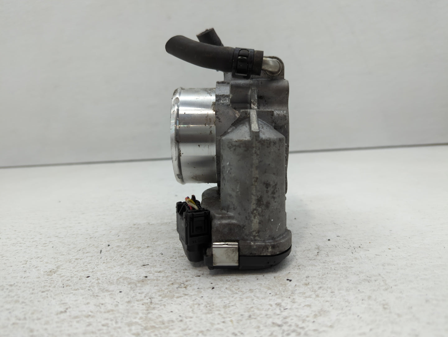 2011-2014 Hyundai Sonata Throttle Body P/N:35100-2G700 Fits Fits 2011 2012 2013 2014 2015 2016 OEM Used Auto Parts - Oemused