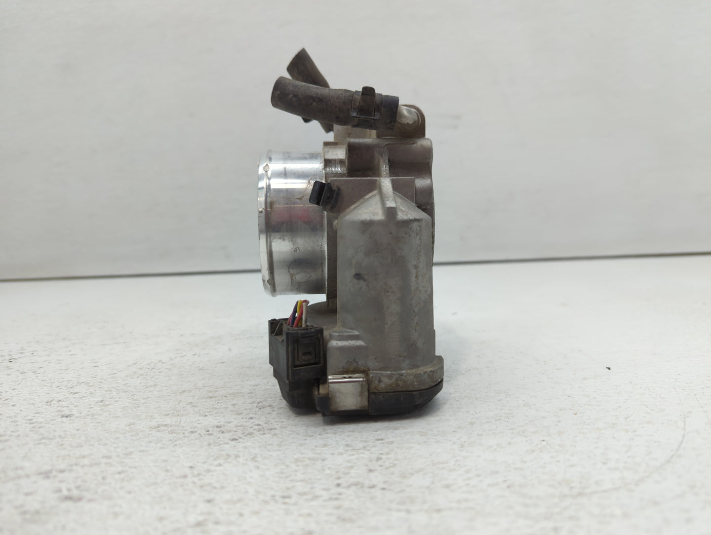 2011-2014 Hyundai Sonata Throttle Body P/N:35100-2G700 Fits Fits 2011 2012 2013 2014 2015 2016 OEM Used Auto Parts - Oemused