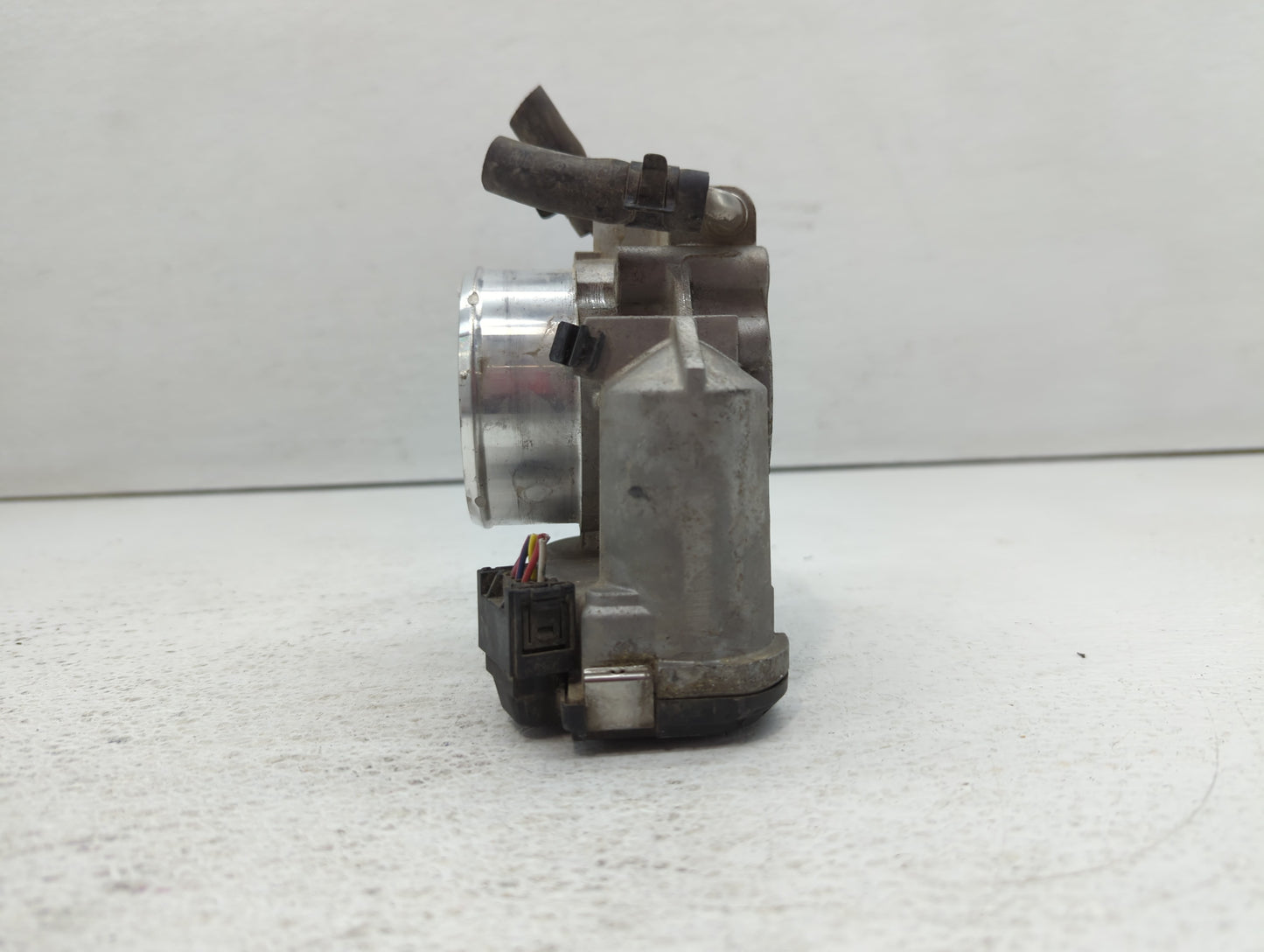 2011-2014 Hyundai Sonata Throttle Body P/N:35100-2G700 Fits Fits 2011 2012 2013 2014 2015 2016 OEM Used Auto Parts - Oemused