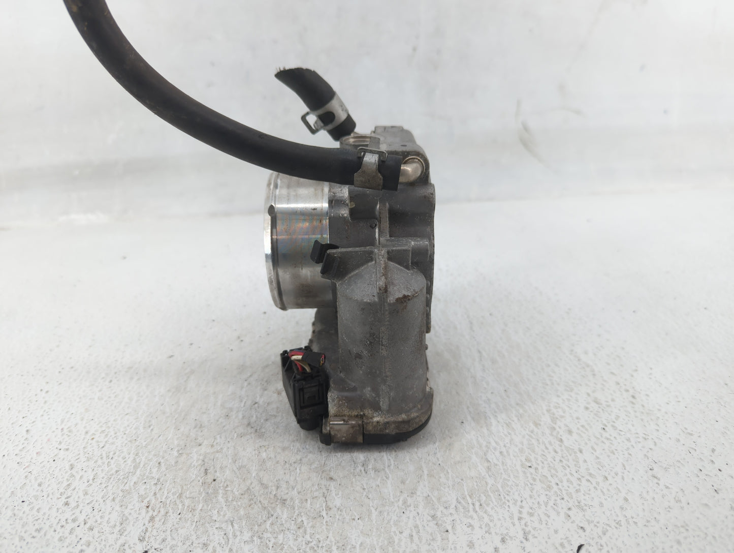 2011-2014 Hyundai Sonata Throttle Body P/N:35100-2G700 Fits Fits 2011 2012 2013 2014 2015 2016 OEM Used Auto Parts - Oemused