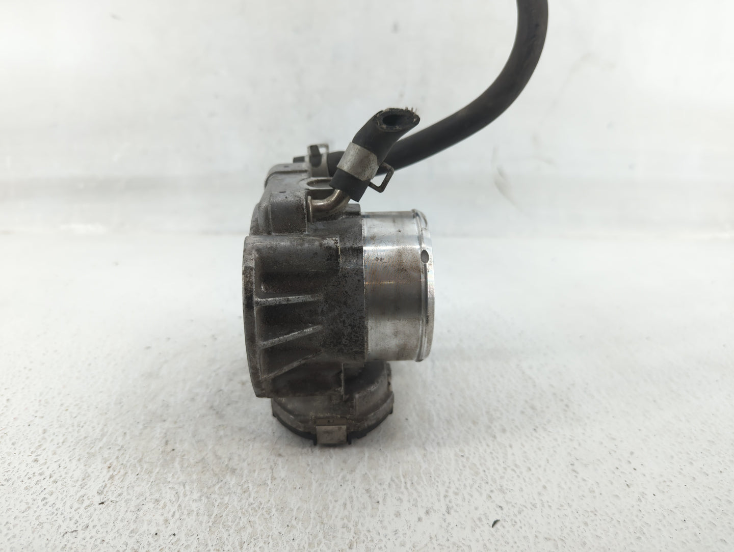2011-2014 Hyundai Sonata Throttle Body P/N:35100-2G700 Fits Fits 2011 2012 2013 2014 2015 2016 OEM Used Auto Parts - Oemused