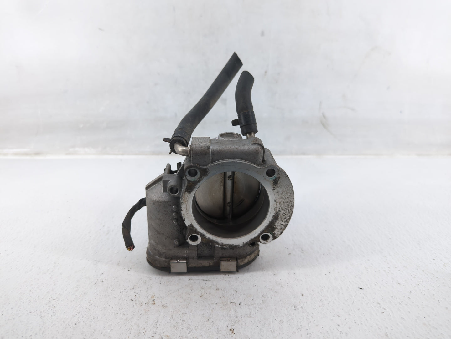 2011-2014 Hyundai Sonata Throttle Body P/N:35100-2G700 Fits Fits 2011 2012 2013 2014 2015 2016 OEM Used Auto Parts - Oemused