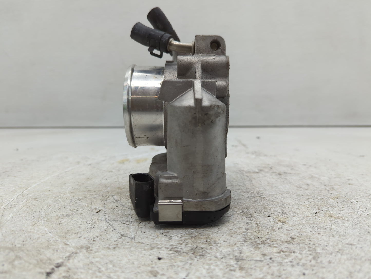 2011-2014 Hyundai Sonata Throttle Body P/N:35100-2G710 Fits Fits 2011 2012 2013 2014 2015 2016 OEM Used Auto Parts - Oemused