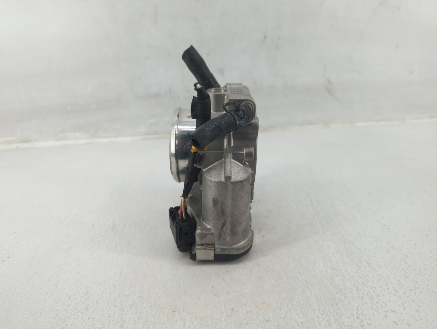 2011-2015 Hyundai Sonata Throttle Body P/N:35100-2G800 Fits Fits 2011 2012 2013 2014 2015 2016 OEM Used Auto Parts - Oemused