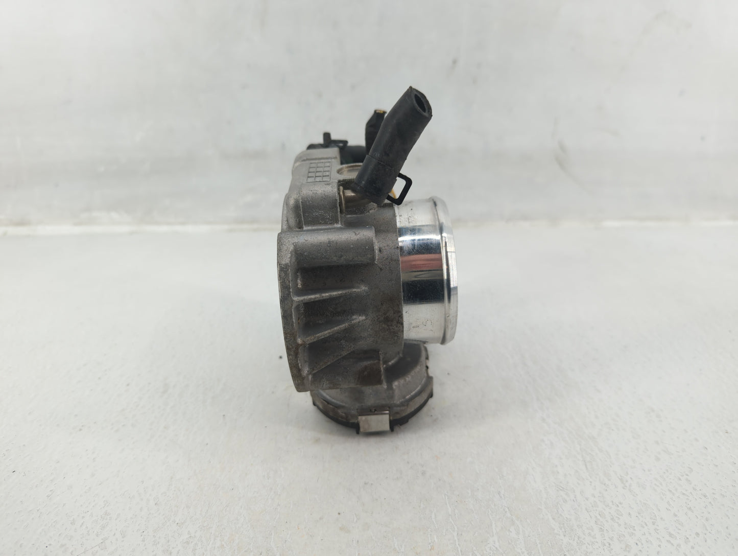 2011-2015 Hyundai Sonata Throttle Body P/N:35100-2G800 Fits Fits 2011 2012 2013 2014 2015 2016 OEM Used Auto Parts - Oemused