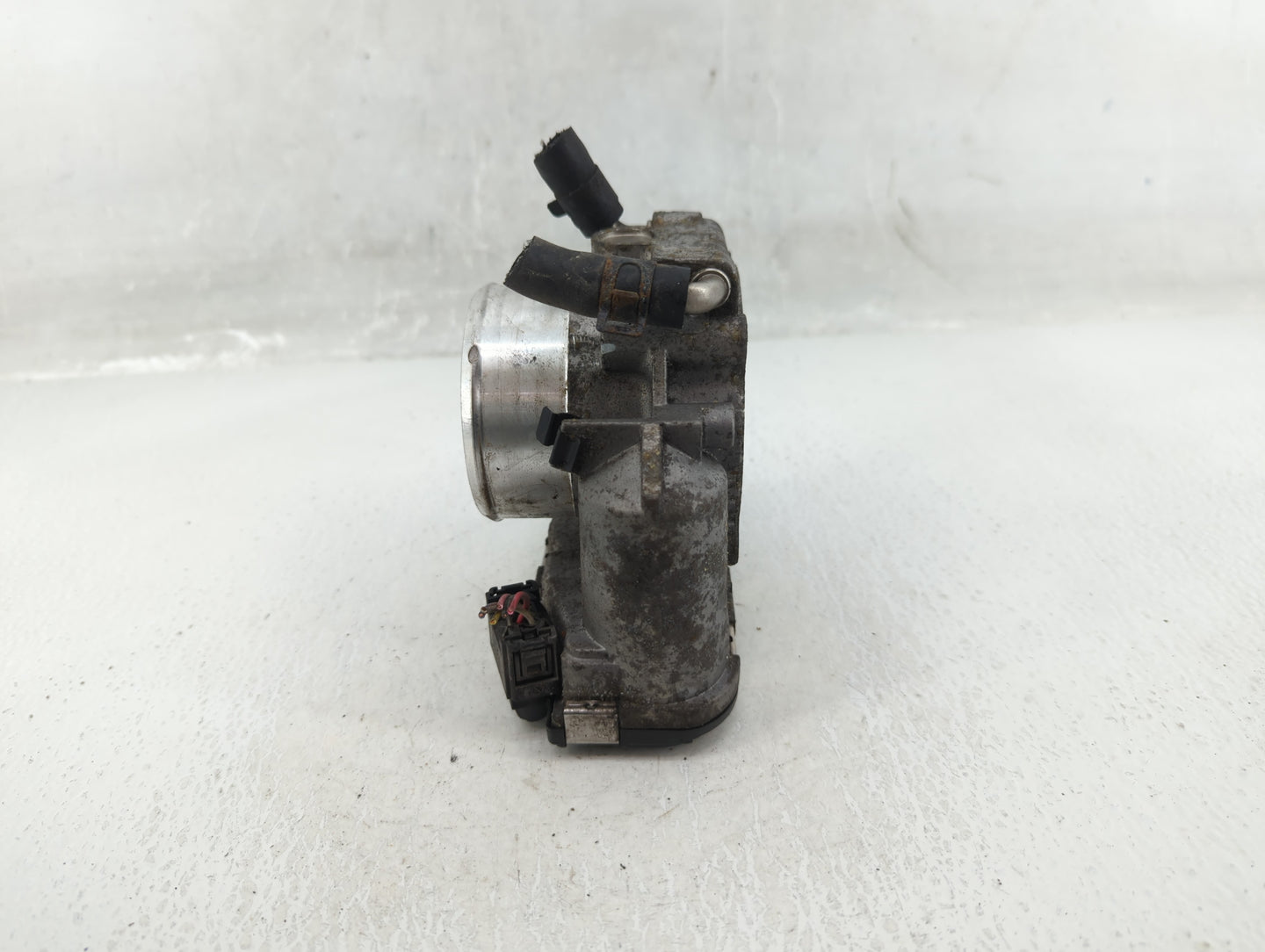 2011-2014 Hyundai Sonata Throttle Body P/N:35100-2G700 Fits Fits 2011 2012 2013 2014 2015 2016 OEM Used Auto Parts - Oemused