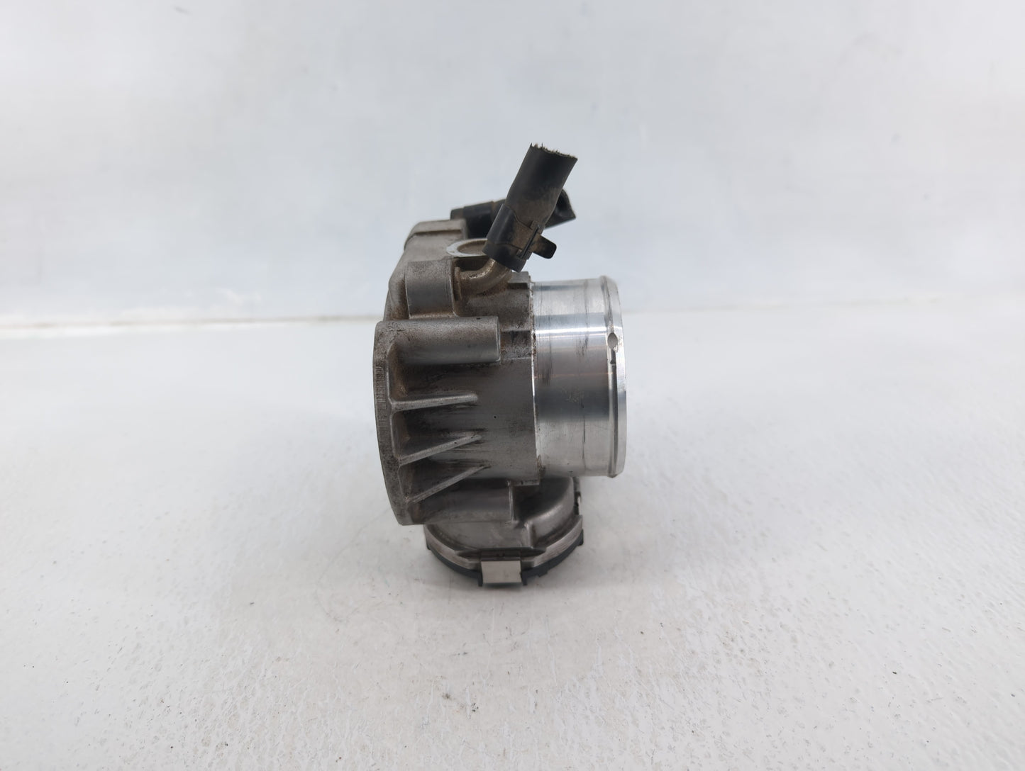 2011-2014 Hyundai Sonata Throttle Body P/N:35100-2G700 Fits Fits 2011 2012 2013 2014 2015 2016 OEM Used Auto Parts - Oemused