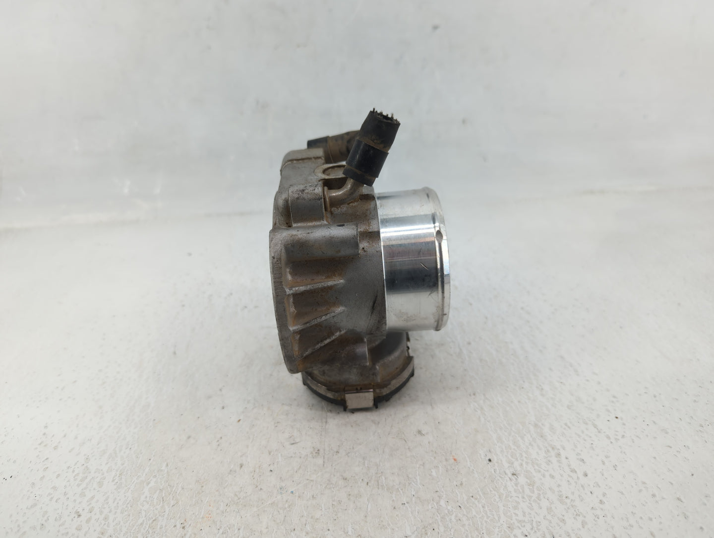 2011-2014 Hyundai Sonata Throttle Body P/N:35100-2G700 Fits Fits 2011 2012 2013 2014 2015 2016 OEM Used Auto Parts - Oemused