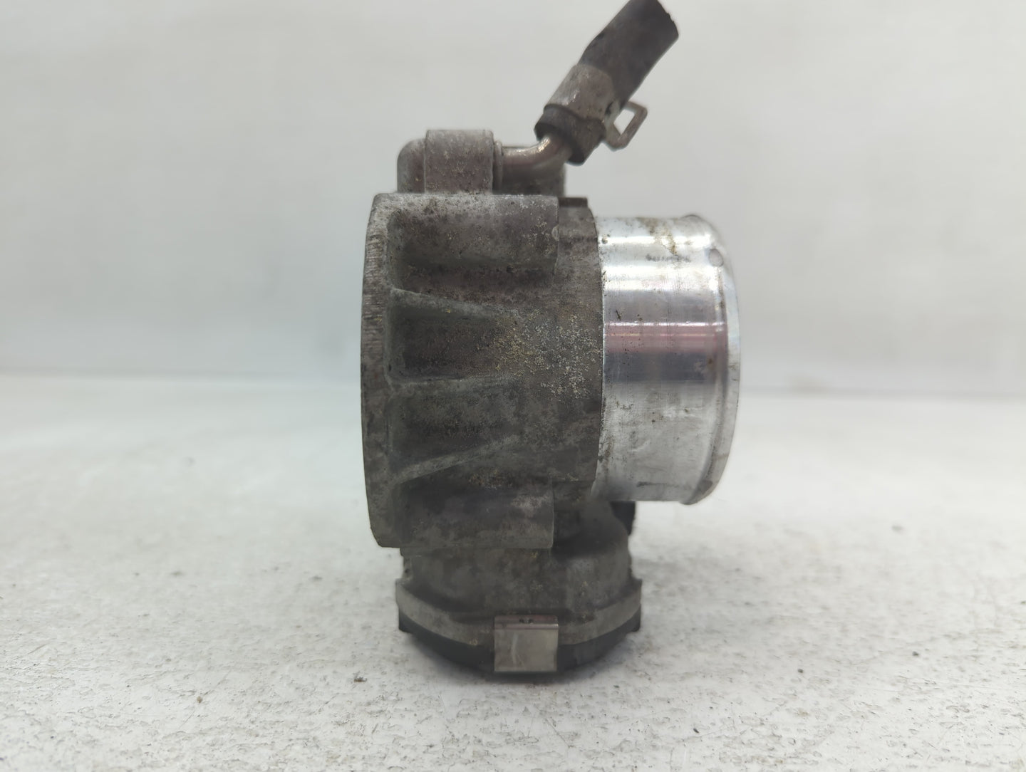 2011-2014 Hyundai Sonata Throttle Body P/N:35100-2G700 Fits Fits 2011 2012 2013 2014 2015 2016 OEM Used Auto Parts - Oemused