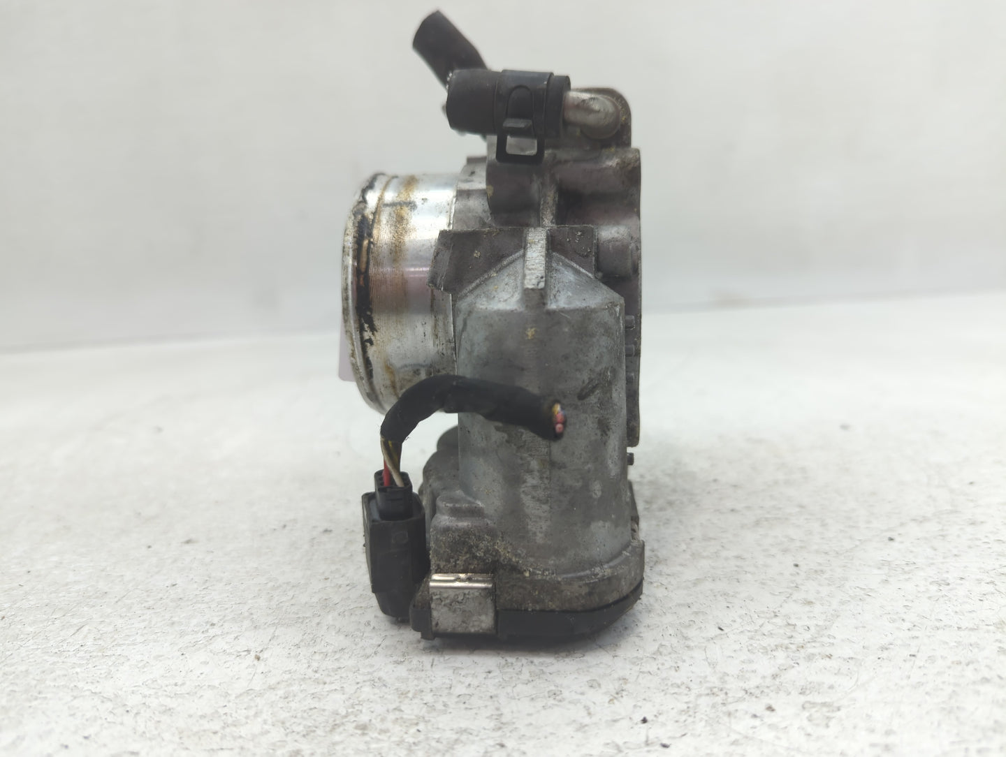 2011-2014 Hyundai Sonata Throttle Body P/N:35100-2G700 Fits Fits 2011 2012 2013 2014 2015 2016 OEM Used Auto Parts - Oemused