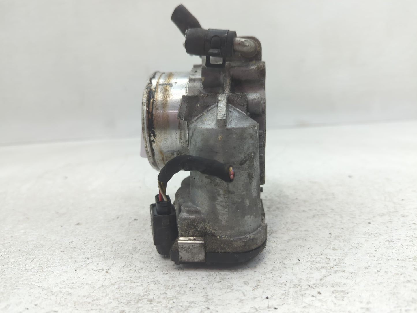 2011-2014 Hyundai Sonata Throttle Body P/N:35100-2G700 Fits Fits 2011 2012 2013 2014 2015 2016 OEM Used Auto Parts - Oemused