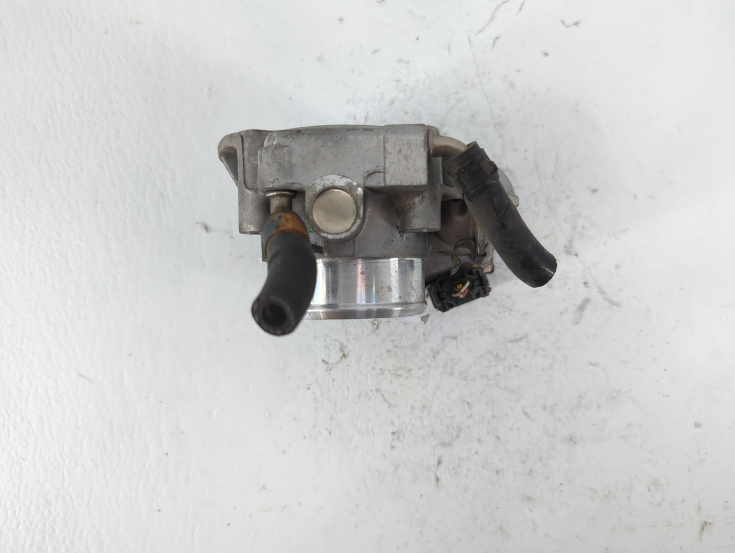 2011-2015 Hyundai Sonata Throttle Body P/N:35100-2G800 Fits Fits 2011 2012 2013 2014 2015 2016 OEM Used Auto Parts - Oemused