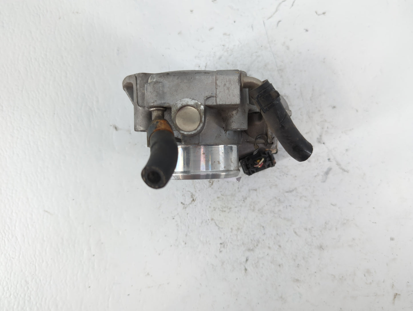 2011-2015 Hyundai Sonata Throttle Body P/N:35100-2G800 Fits Fits 2011 2012 2013 2014 2015 2016 OEM Used Auto Parts - Oemused