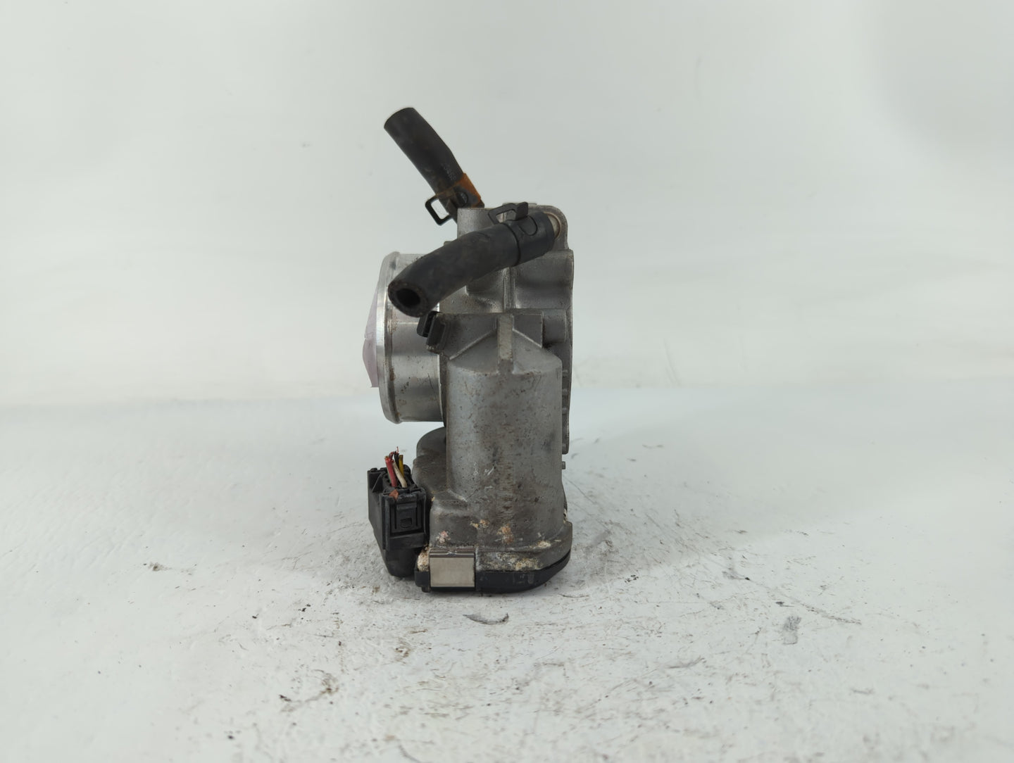 2011-2015 Hyundai Sonata Throttle Body P/N:35100-2G800 Fits Fits 2011 2012 2013 2014 2015 2016 OEM Used Auto Parts - Oemused