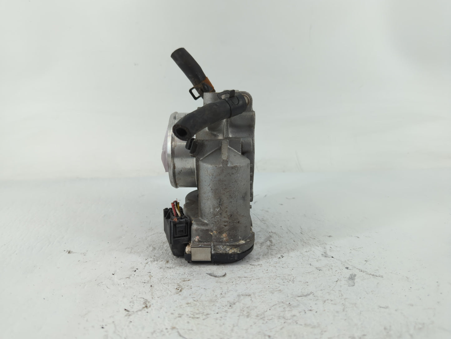 2011-2015 Hyundai Sonata Throttle Body P/N:35100-2G800 Fits Fits 2011 2012 2013 2014 2015 2016 OEM Used Auto Parts - Oemused