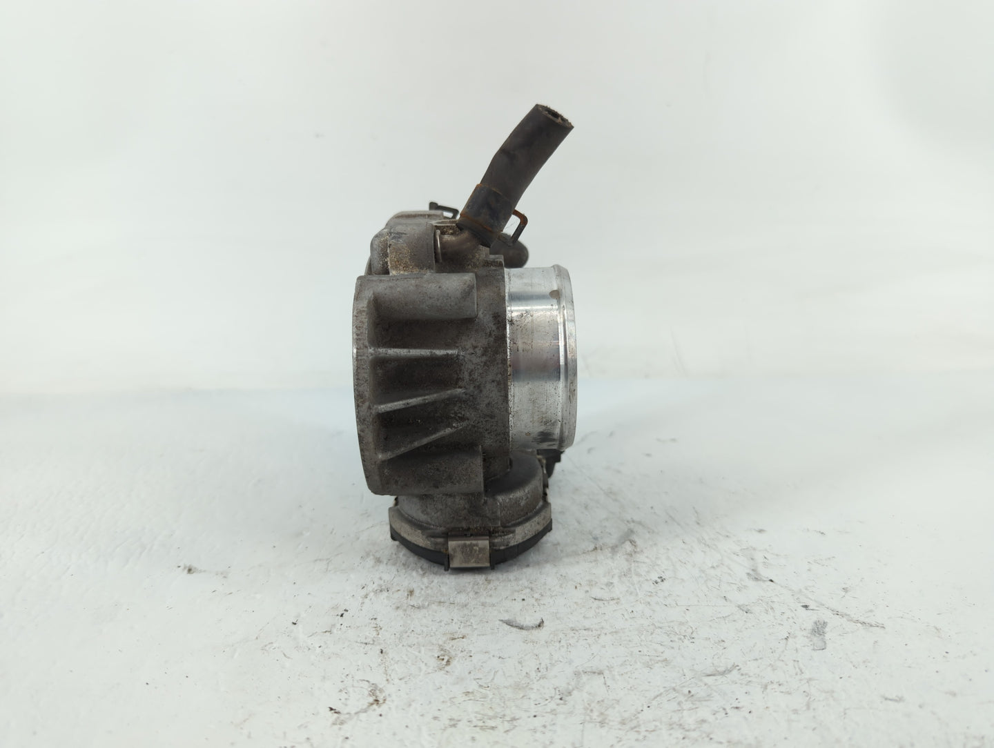 2011-2015 Hyundai Sonata Throttle Body P/N:35100-2G800 Fits Fits 2011 2012 2013 2014 2015 2016 OEM Used Auto Parts - Oemused