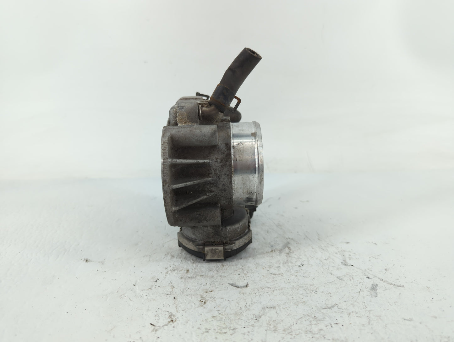 2011-2015 Hyundai Sonata Throttle Body P/N:35100-2G800 Fits Fits 2011 2012 2013 2014 2015 2016 OEM Used Auto Parts - Oemused