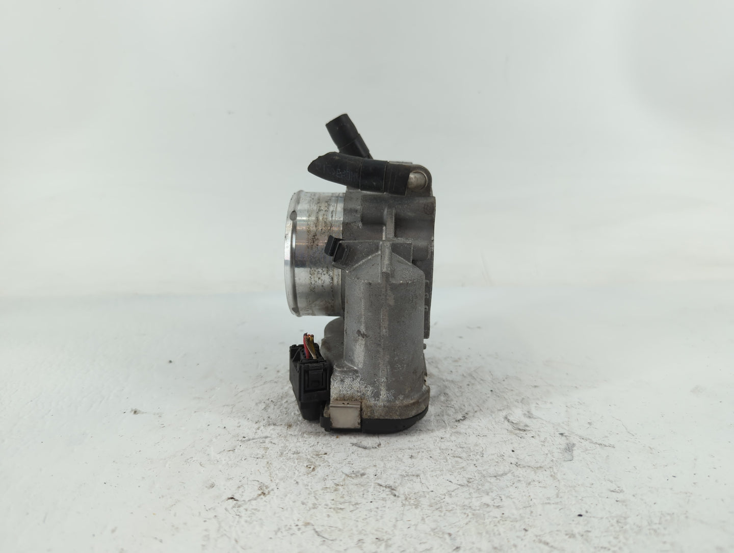 2011-2014 Hyundai Sonata Throttle Body P/N:35100-2G700 Fits Fits 2011 2012 2013 2014 2015 2016 OEM Used Auto Parts - Oemused