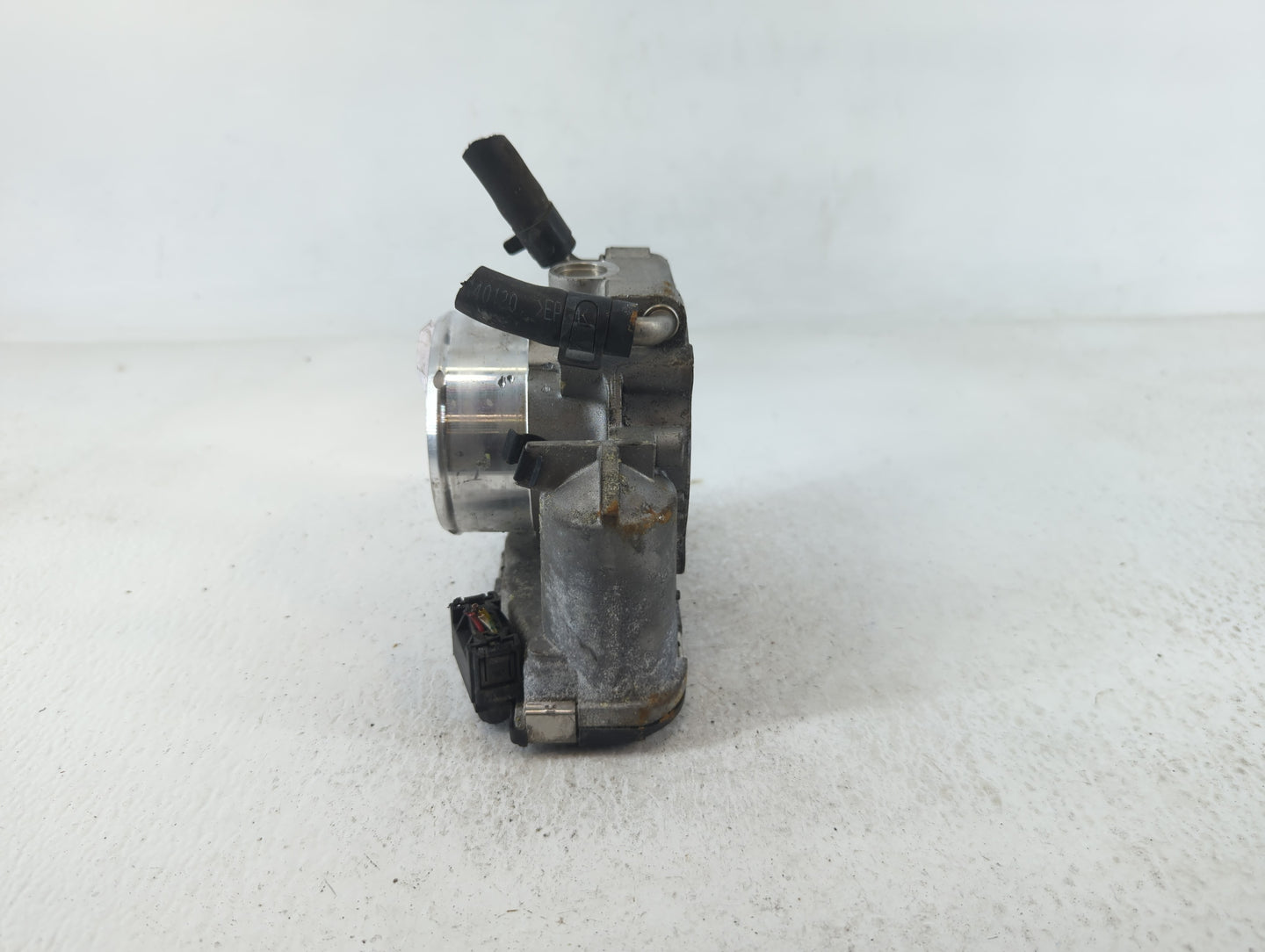 2011-2015 Hyundai Sonata Throttle Body P/N:35100-2G700 Fits Fits 2011 2012 2013 2014 2015 2016 OEM Used Auto Parts - Oemused