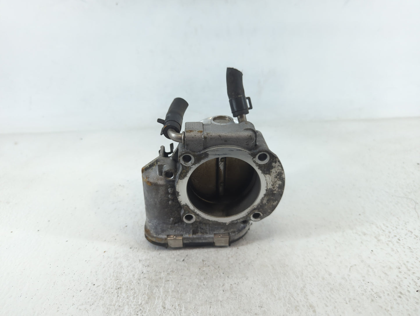 2011-2015 Hyundai Sonata Throttle Body P/N:35100-2G700 Fits Fits 2011 2012 2013 2014 2015 2016 OEM Used Auto Parts - Oemused