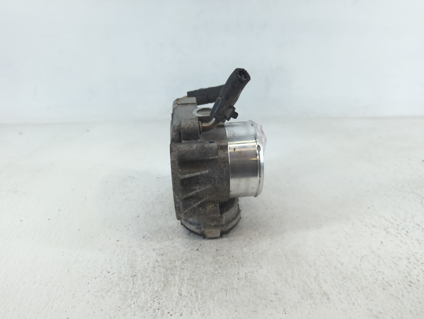 2011-2015 Hyundai Sonata Throttle Body P/N:35100-2G700 Fits Fits 2011 2012 2013 2014 2015 2016 OEM Used Auto Parts - Oemused