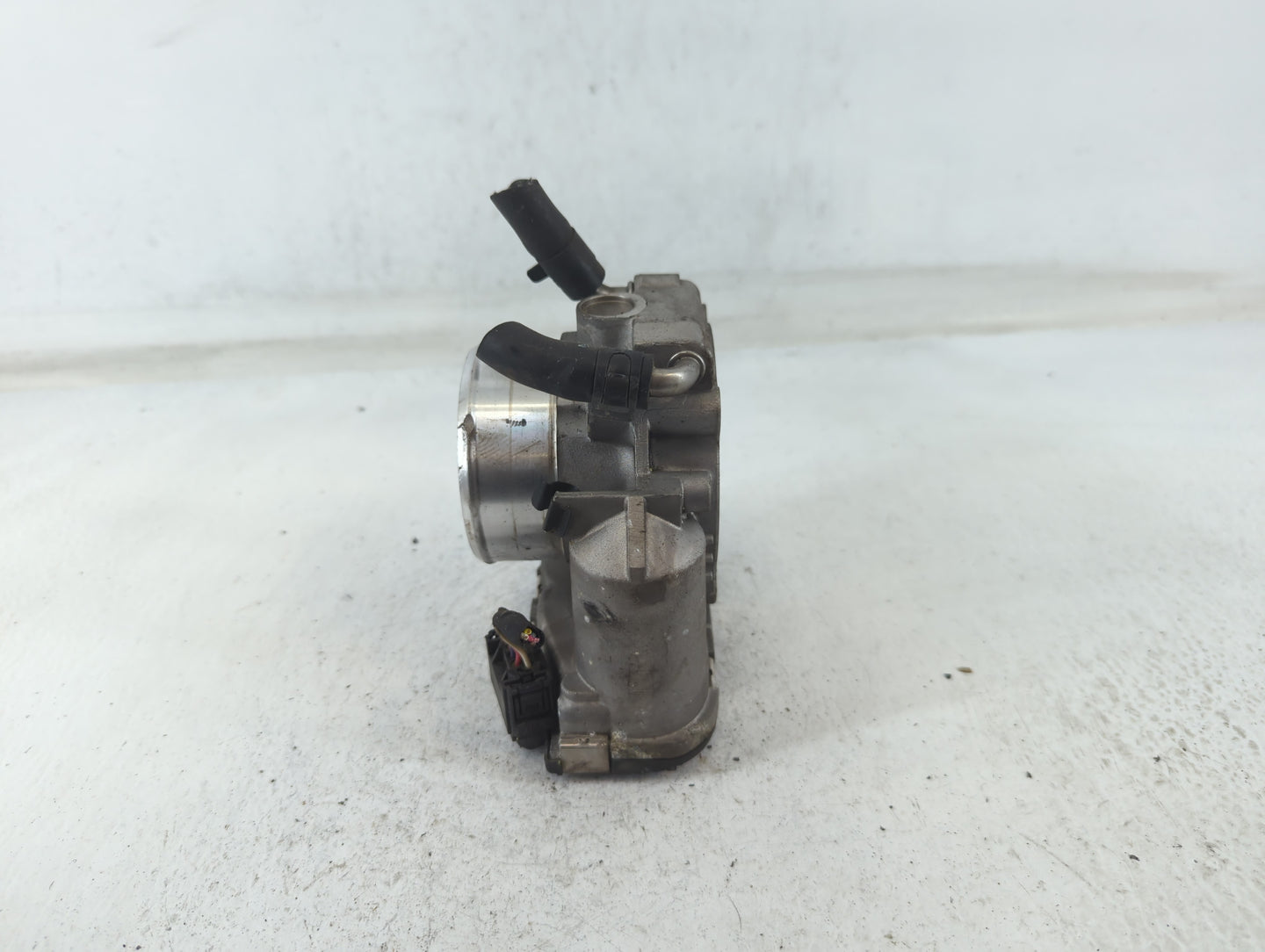 2011-2014 Hyundai Sonata Throttle Body P/N:35100-2G700 Fits Fits 2011 2012 2013 2014 2015 2016 OEM Used Auto Parts - Oemused