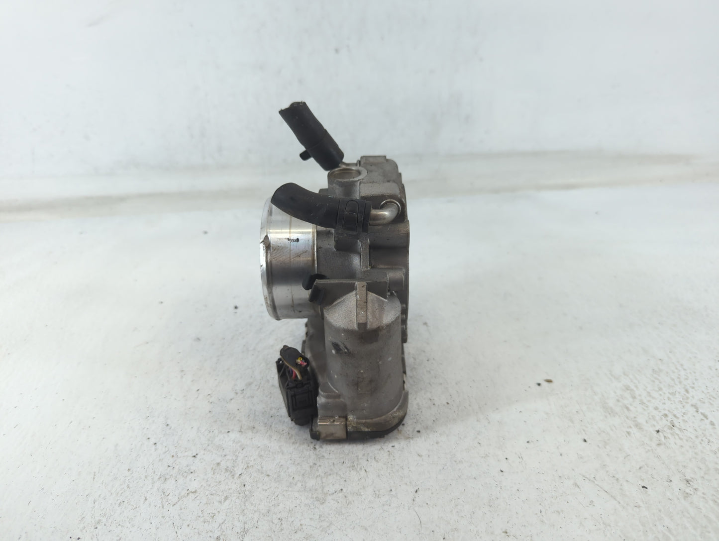 2011-2014 Hyundai Sonata Throttle Body P/N:35100-2G700 Fits Fits 2011 2012 2013 2014 2015 2016 OEM Used Auto Parts - Oemused