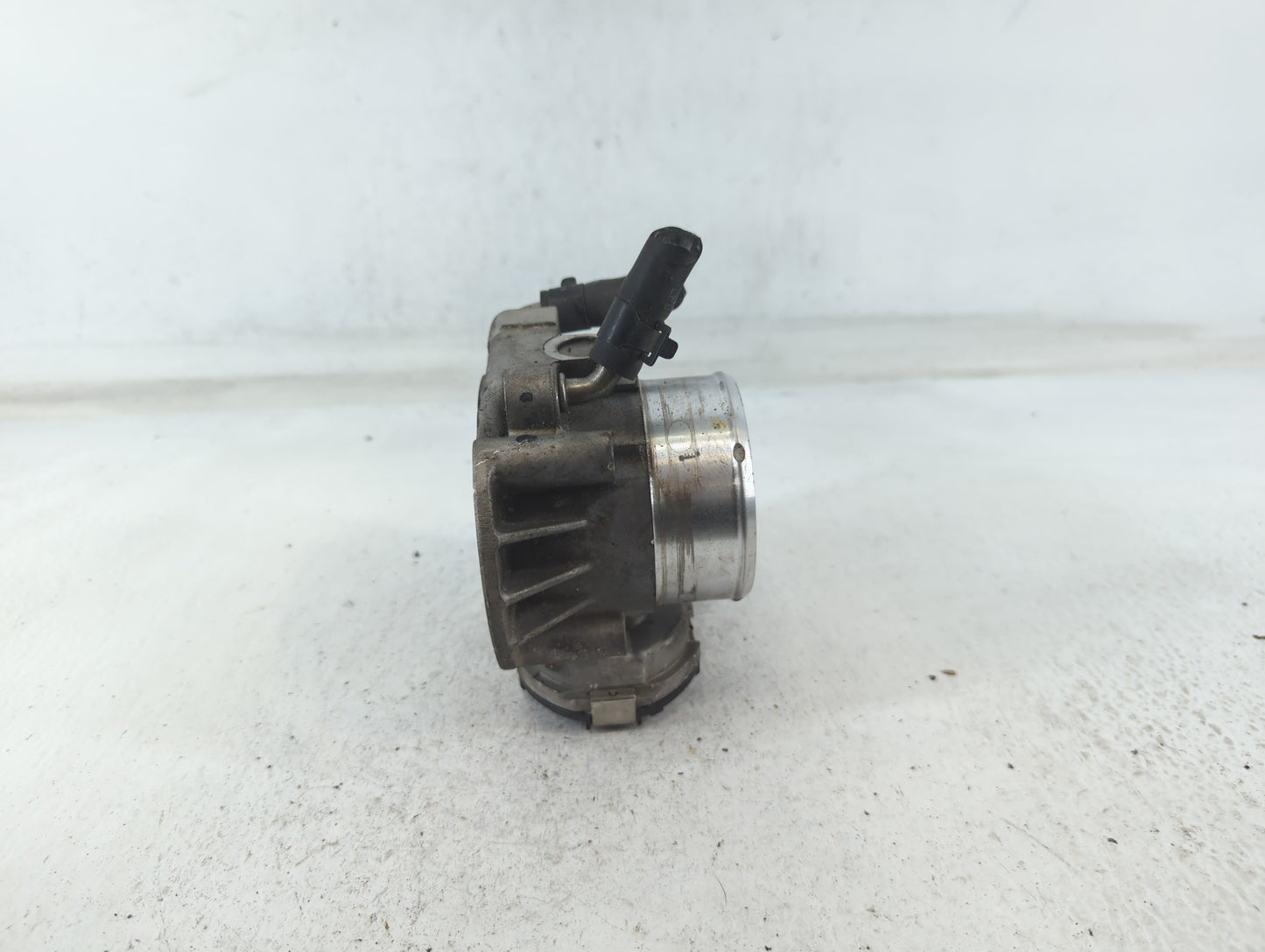 2011-2014 Hyundai Sonata Throttle Body P/N:35100-2G700 Fits Fits 2011 2012 2013 2014 2015 2016 OEM Used Auto Parts - Oemused