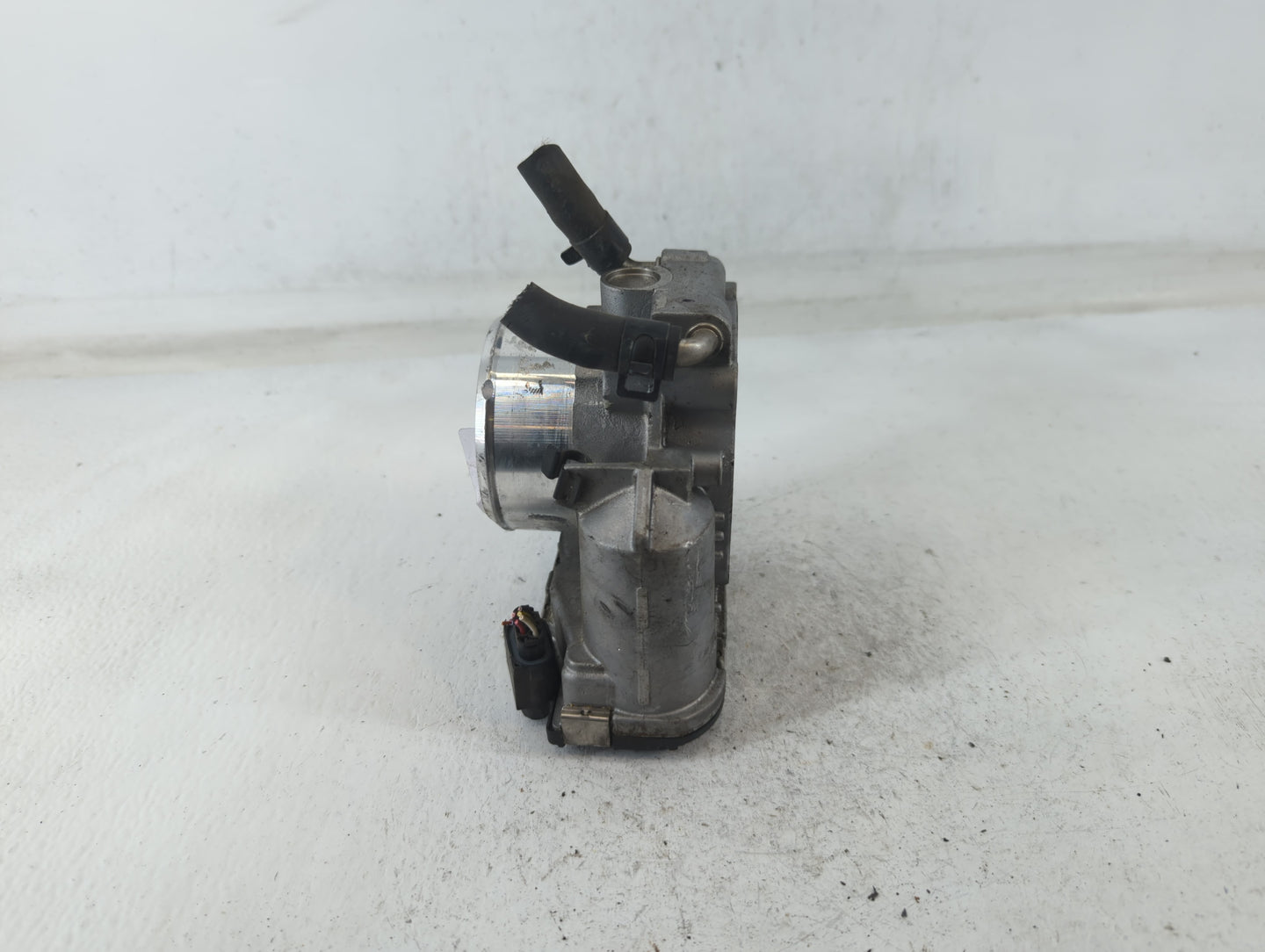 2011-2014 Hyundai Sonata Throttle Body P/N:35100-2G700 Fits Fits 2011 2012 2013 2014 2015 2016 OEM Used Auto Parts - Oemused