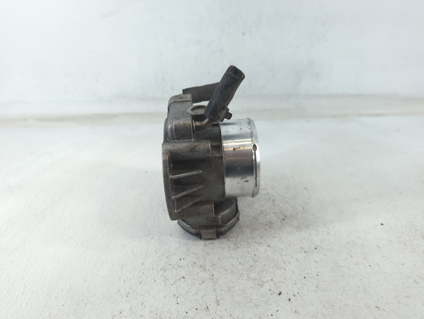 2011-2014 Hyundai Sonata Throttle Body P/N:35100-2G700 Fits Fits 2011 2012 2013 2014 2015 2016 OEM Used Auto Parts - Oemused