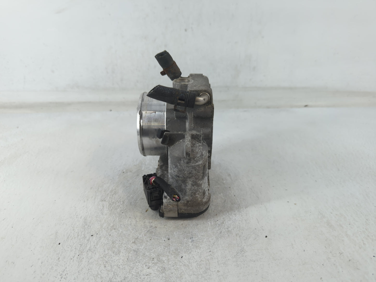 2011-2015 Hyundai Sonata Throttle Body P/N:35100-2G700 Fits Fits 2011 2012 2013 2014 2015 2016 OEM Used Auto Parts - Oemused