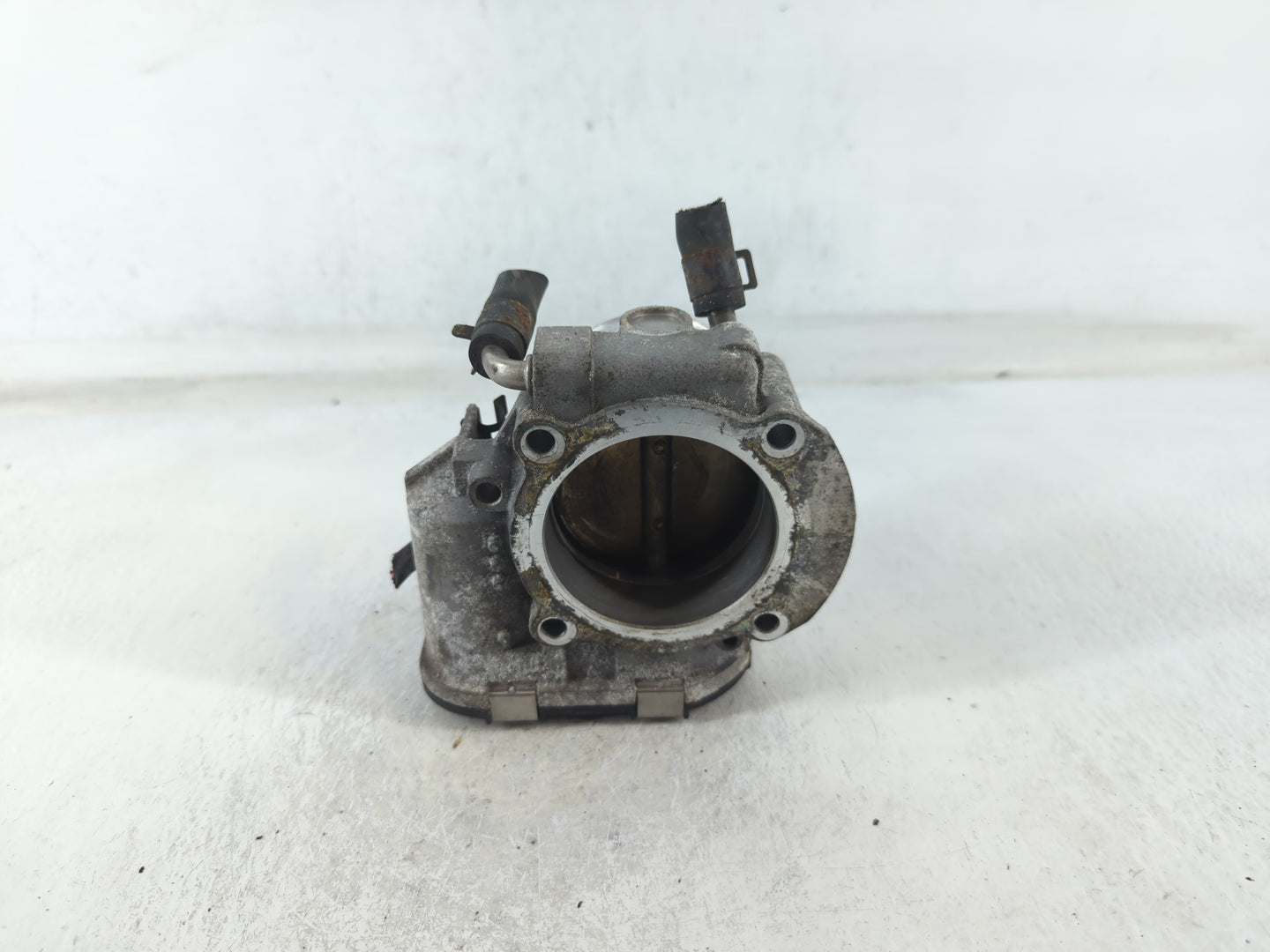2011-2015 Hyundai Sonata Throttle Body P/N:35100-2G700 Fits Fits 2011 2012 2013 2014 2015 2016 OEM Used Auto Parts - Oemused
