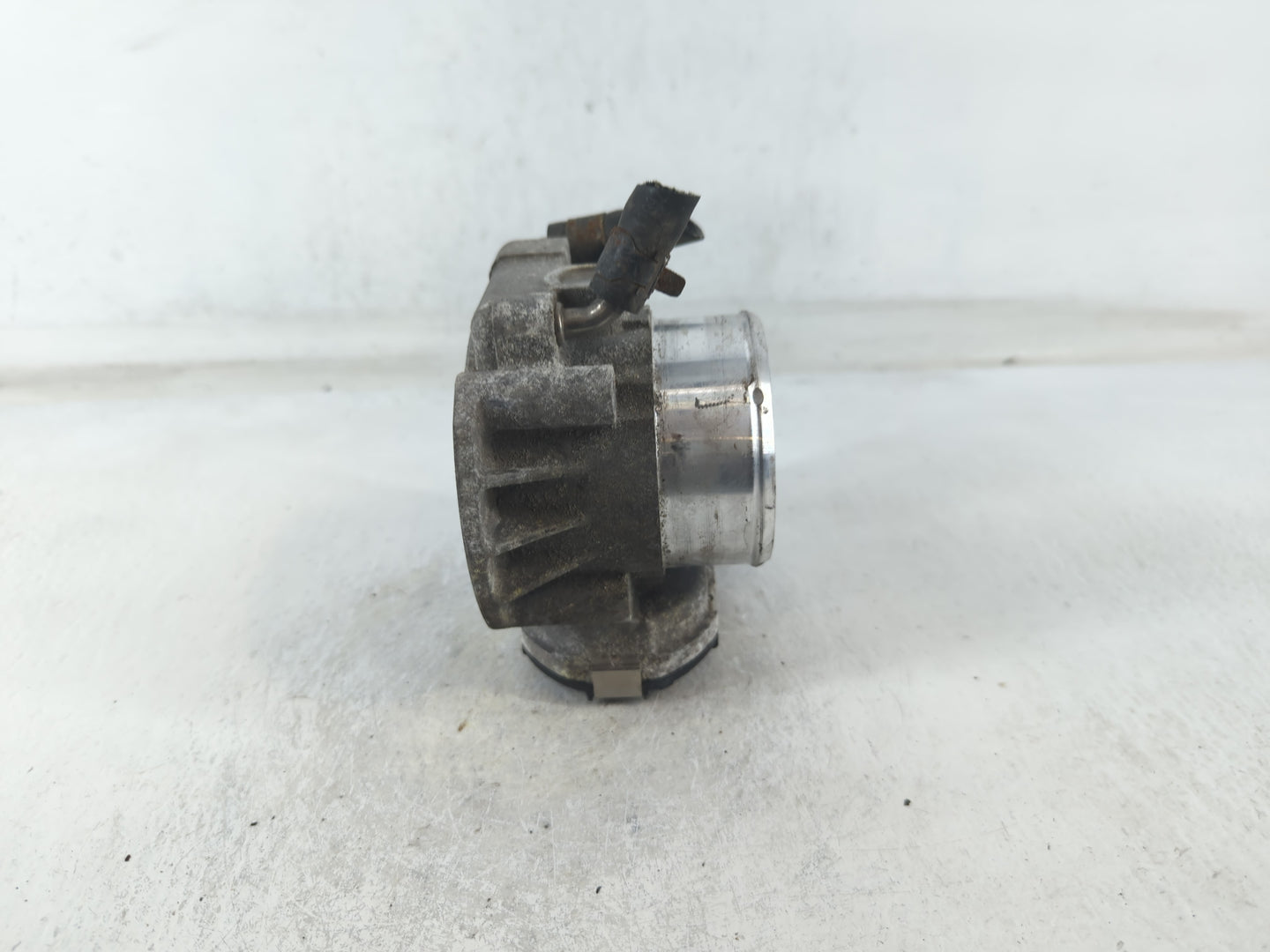 2011-2015 Hyundai Sonata Throttle Body P/N:35100-2G700 Fits Fits 2011 2012 2013 2014 2015 2016 OEM Used Auto Parts - Oemused