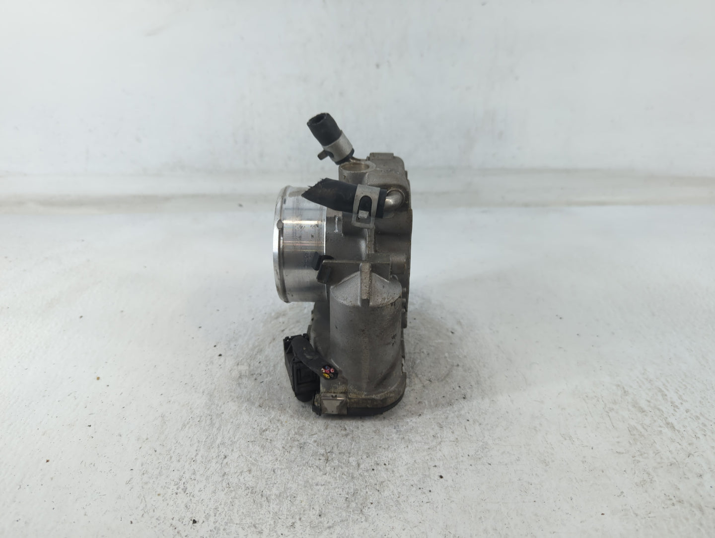 2011-2014 Hyundai Sonata Throttle Body P/N:35100-2G700 Fits Fits 2011 2012 2013 2014 2015 2016 OEM Used Auto Parts - Oemused