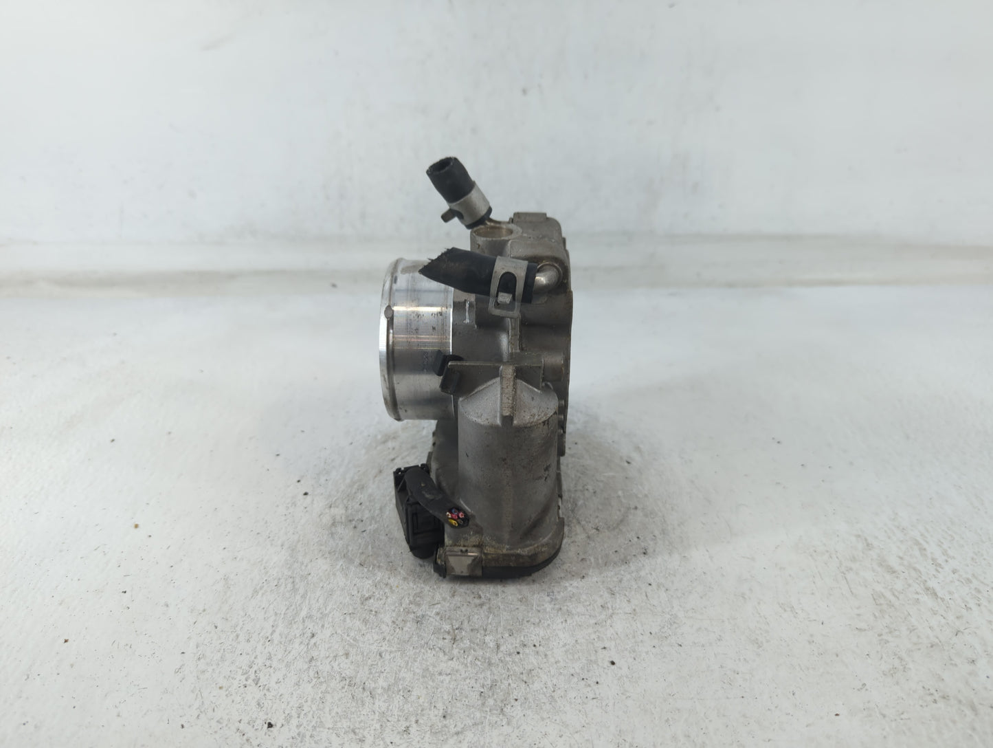 2011-2014 Hyundai Sonata Throttle Body P/N:35100-2G700 Fits Fits 2011 2012 2013 2014 2015 2016 OEM Used Auto Parts - Oemused
