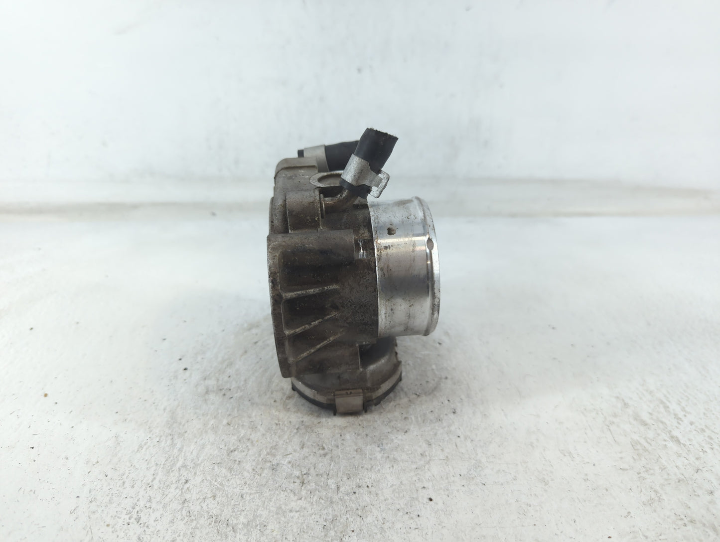 2011-2014 Hyundai Sonata Throttle Body P/N:35100-2G700 Fits Fits 2011 2012 2013 2014 2015 2016 OEM Used Auto Parts - Oemused