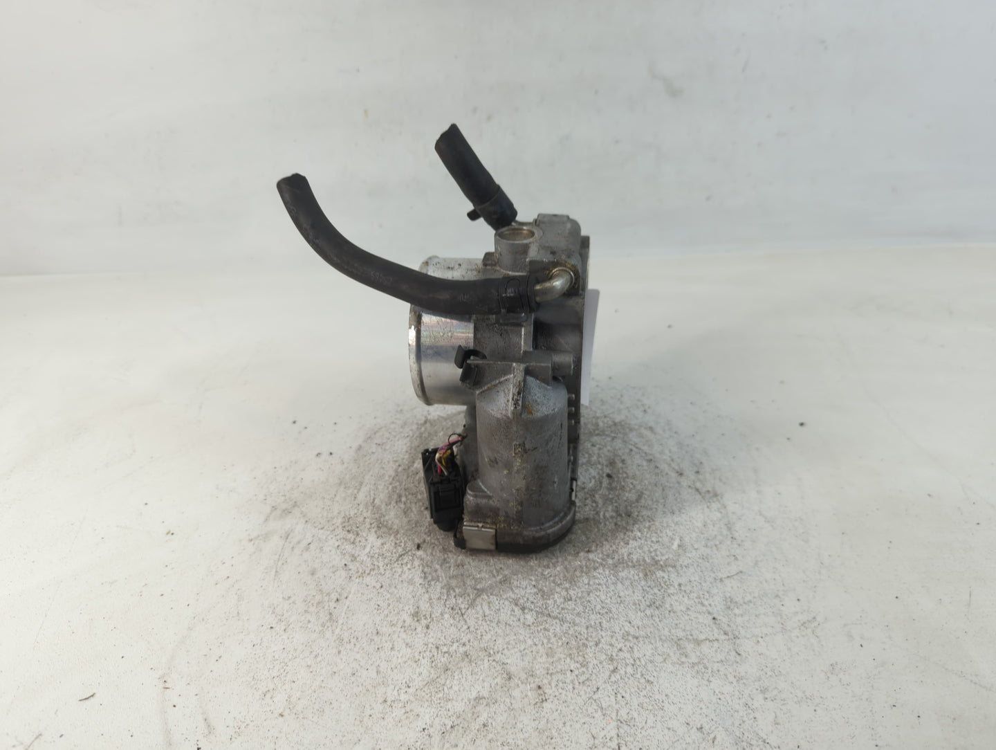 2011-2014 Hyundai Sonata Throttle Body P/N:35100-2G700 Fits Fits 2011 2012 2013 2014 2015 2016 OEM Used Auto Parts - Oemused