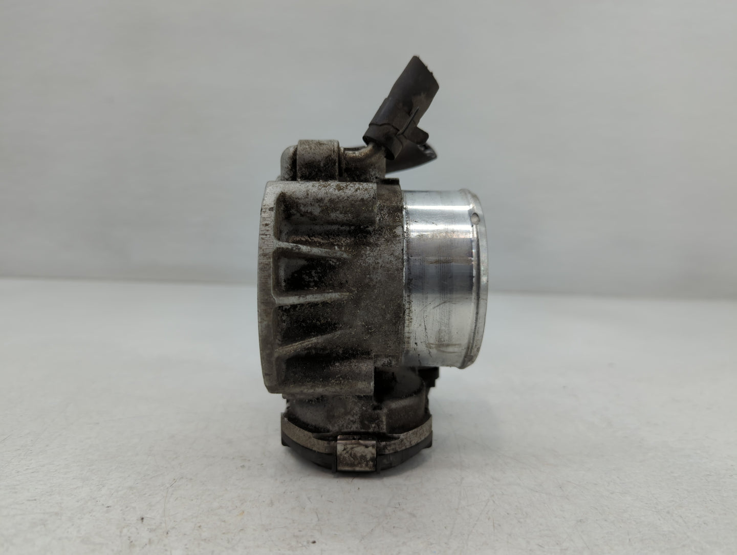 2011-2014 Hyundai Sonata Throttle Body P/N:35100-2G700 Fits Fits 2011 2012 2013 2014 2015 2016 OEM Used Auto Parts - Oemused