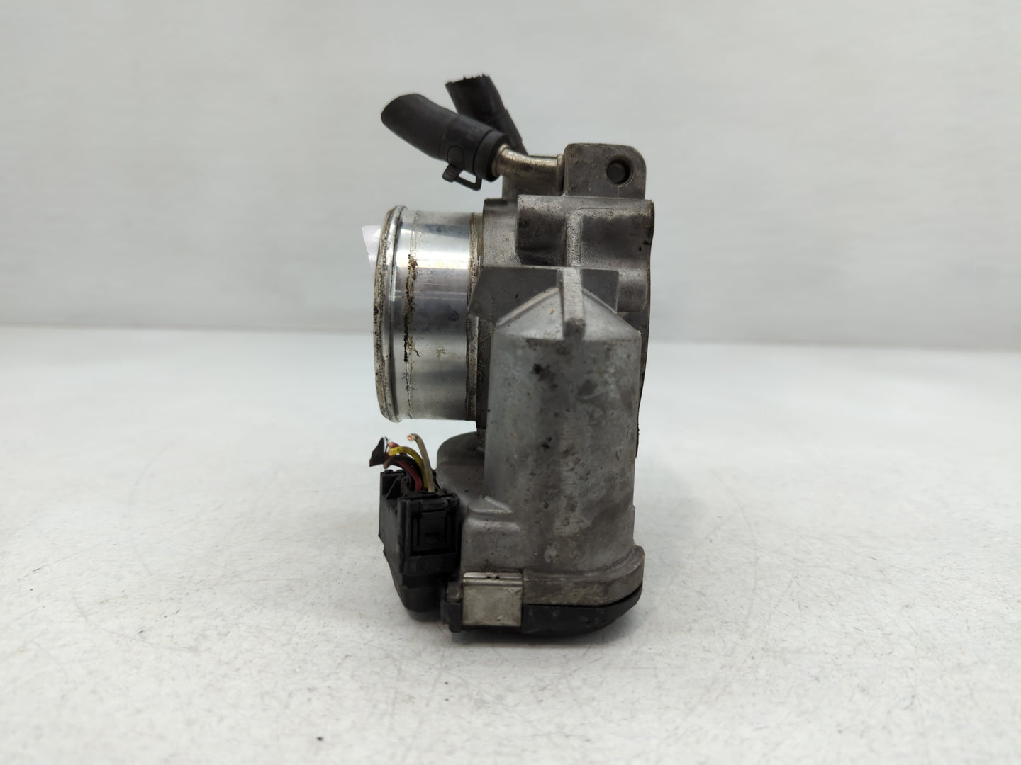 2011-2014 Hyundai Sonata Throttle Body P/N:35100-2G710 Fits Fits 2011 2012 2013 2014 2015 2016 OEM Used Auto Parts - Oemused