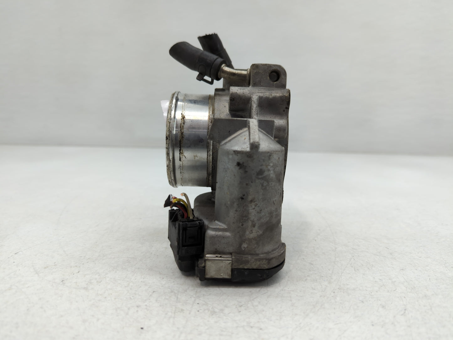 2011-2014 Hyundai Sonata Throttle Body P/N:35100-2G710 Fits Fits 2011 2012 2013 2014 2015 2016 OEM Used Auto Parts - Oemused