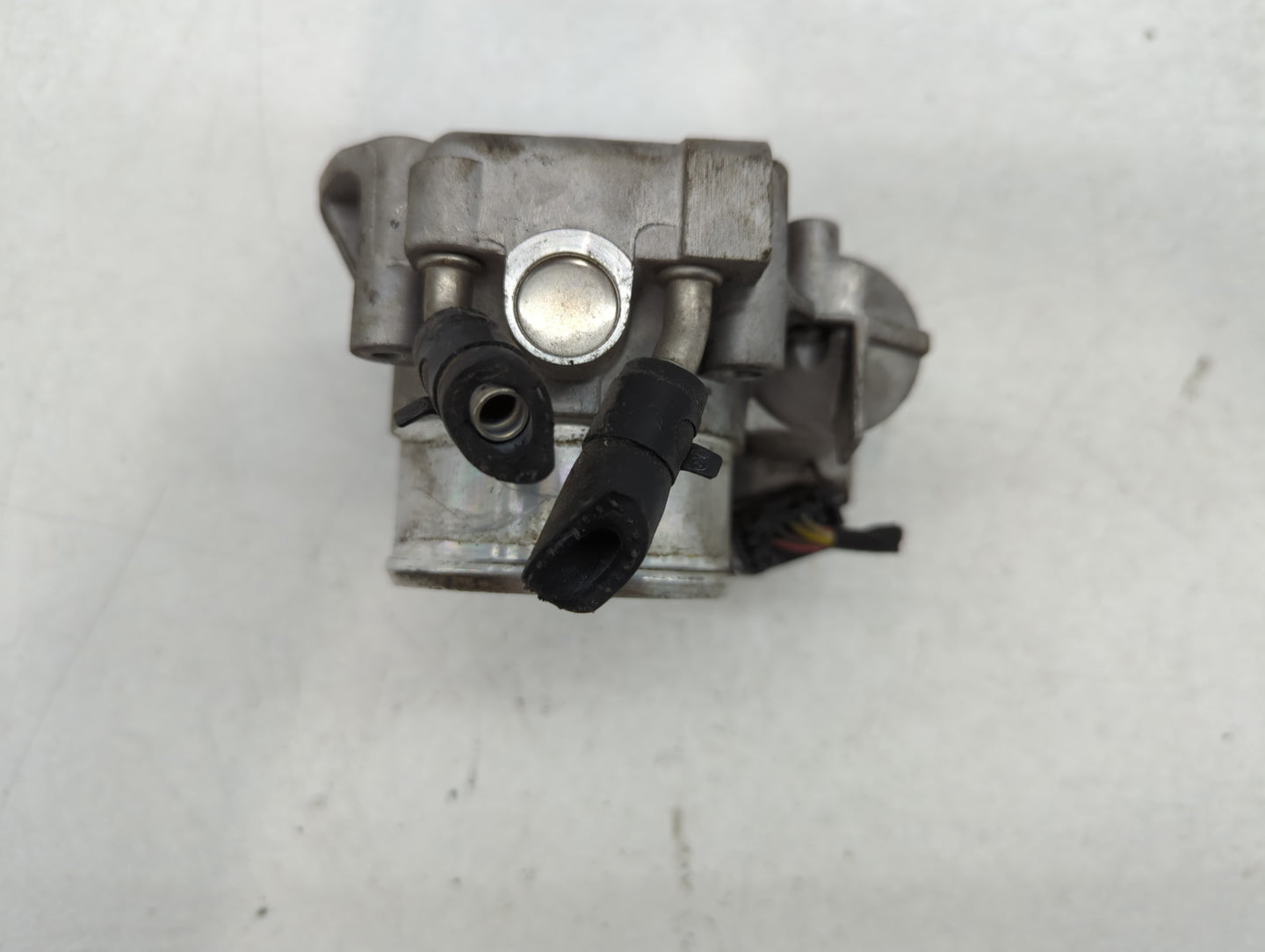 2011-2014 Hyundai Sonata Throttle Body P/N:35100-2G710 Fits Fits 2011 2012 2013 2014 2015 2016 OEM Used Auto Parts - Oemused