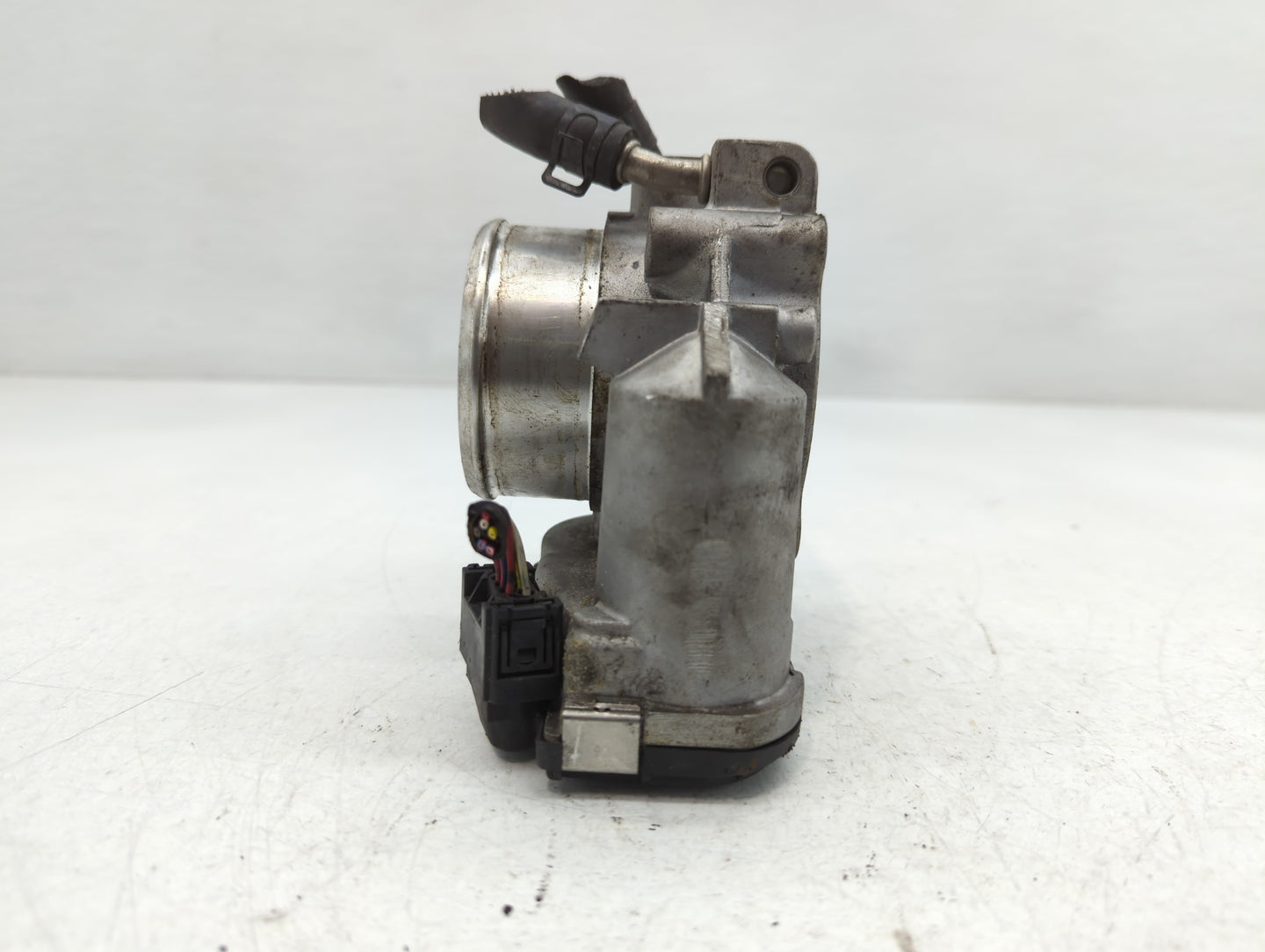 2011-2014 Hyundai Sonata Throttle Body P/N:35100-2G710 Fits Fits 2011 2012 2013 2014 2015 2016 OEM Used Auto Parts - Oemused