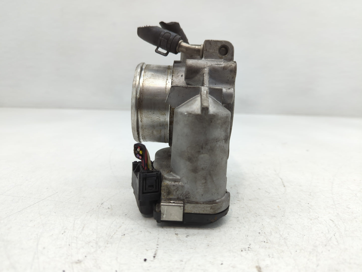 2011-2014 Hyundai Sonata Throttle Body P/N:35100-2G710 Fits Fits 2011 2012 2013 2014 2015 2016 OEM Used Auto Parts - Oemused