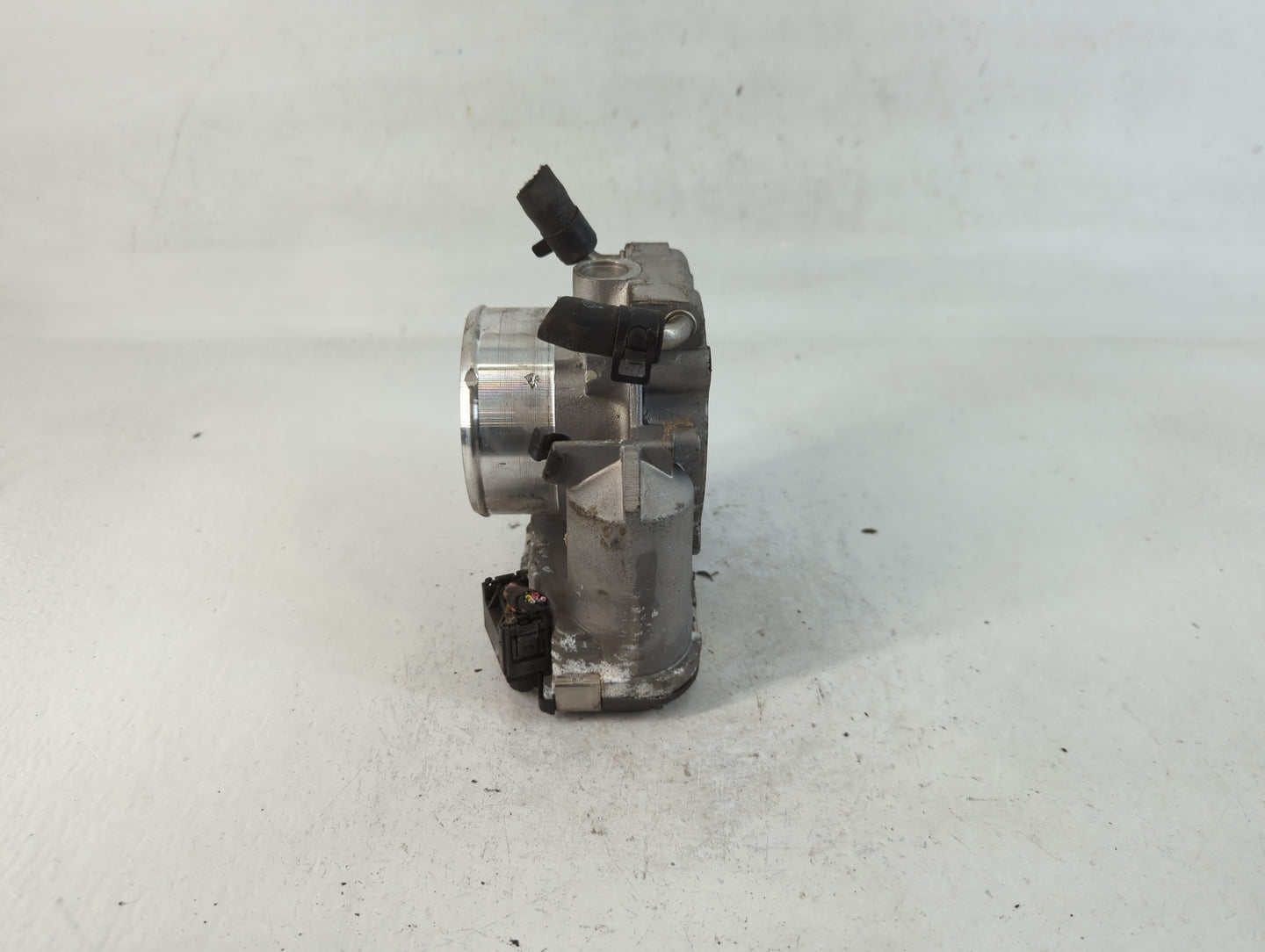 2011-2014 Hyundai Sonata Throttle Body P/N:35100-2G700 Fits Fits 2011 2012 2013 2014 2015 2016 OEM Used Auto Parts - Oemused