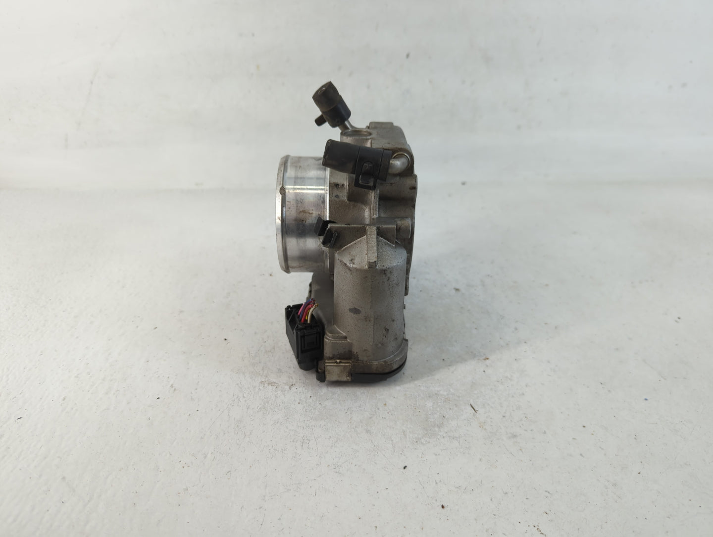 2011-2014 Hyundai Sonata Throttle Body P/N:35100-2G700 Fits Fits 2011 2012 2013 2014 2015 2016 OEM Used Auto Parts - Oemused