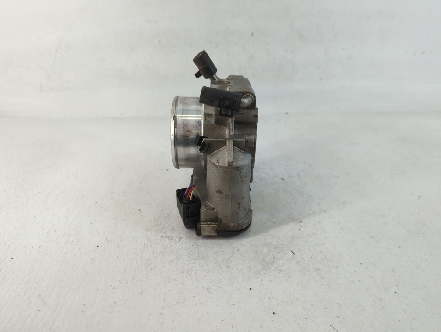 2011-2014 Hyundai Sonata Throttle Body P/N:35100-2G700 Fits Fits 2011 2012 2013 2014 2015 2016 OEM Used Auto Parts - Oemused